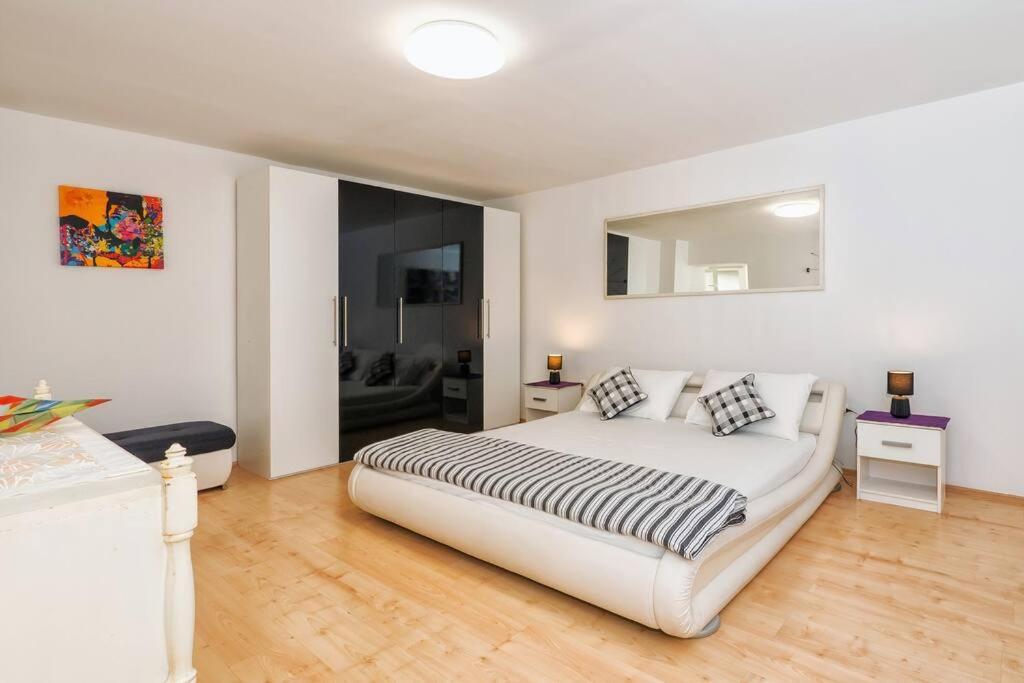 Relaxing 2Bd Apartment, Ground Floor - Walk To Old Town Split Exterior foto