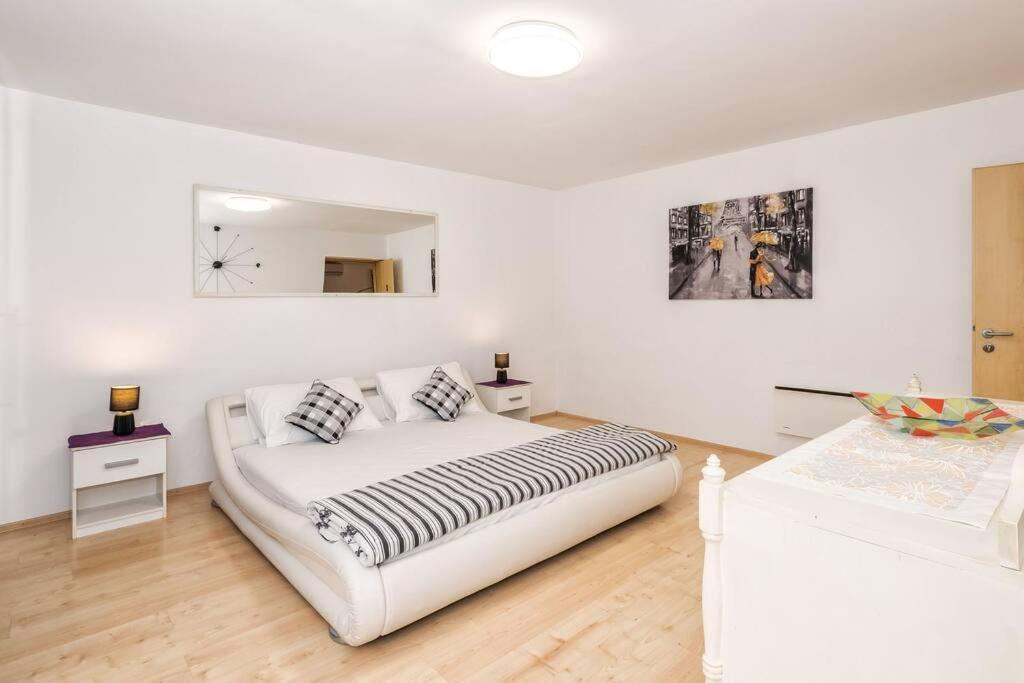 Relaxing 2Bd Apartment, Ground Floor - Walk To Old Town Split Exterior foto