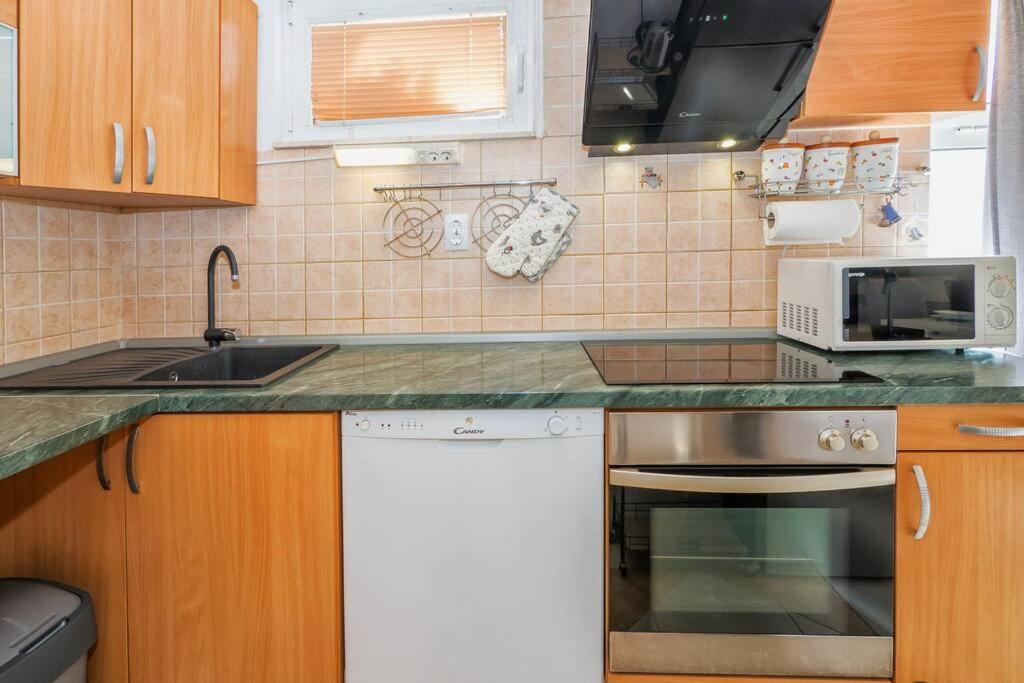 Relaxing 2Bd Apartment, Ground Floor - Walk To Old Town Split Exterior foto