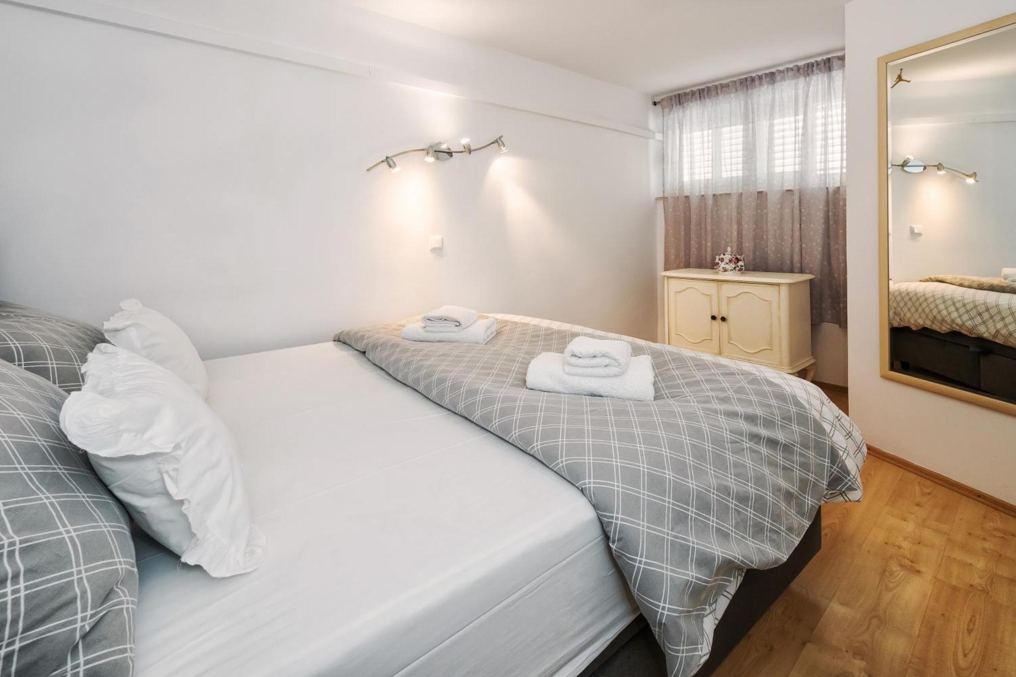 Relaxing 2Bd Apartment, Ground Floor - Walk To Old Town Split Exterior foto